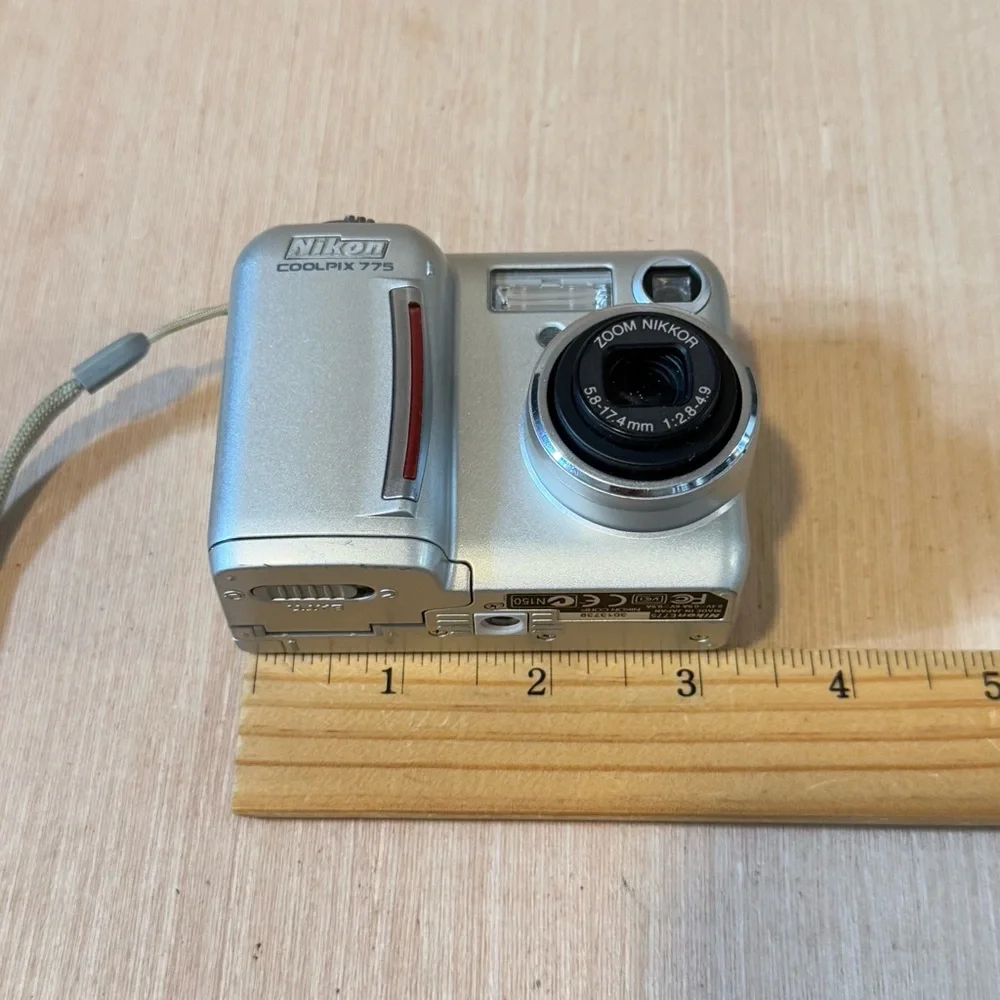 Nikon COOLPIX 775 2.0MP Digital Camera Silver “UNTESTED”Turns On No Charger Read